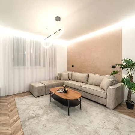 Tropical Palm Retreat Beachside Durrës